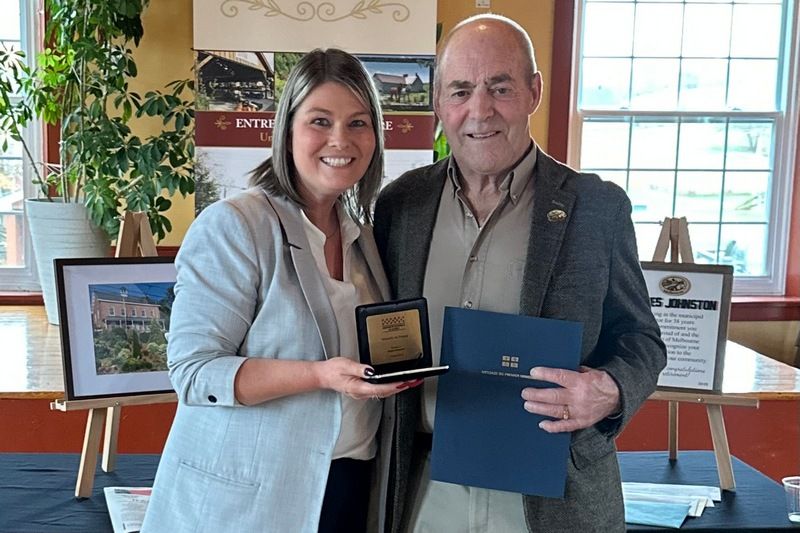 Le député André Bachand remercie James Johnston pour ses 38 ans de carrière municipale